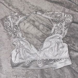 GILLY HICKS HOLLISTER / WHITE BRALETTE / SIZE XS